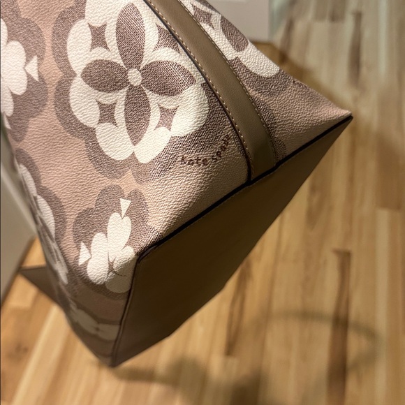 Kate Spade Tan and White Floral Tote - Picture 4 of 9